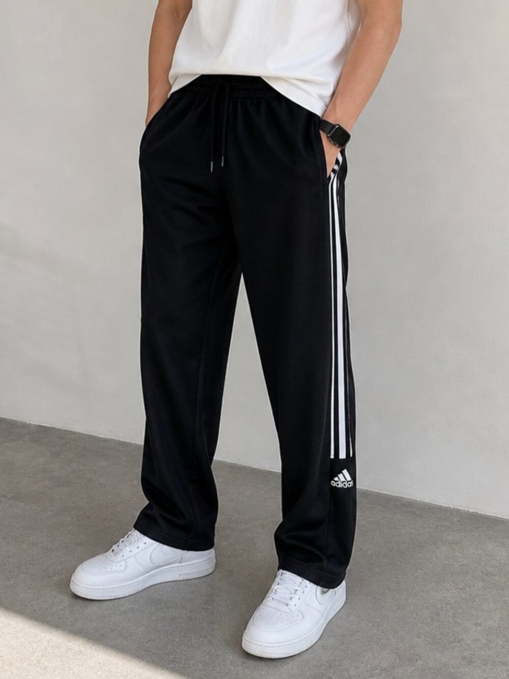 Adidas Men's Straight Leg Black Striped on Sides Joggers Training Pants Sz.Large